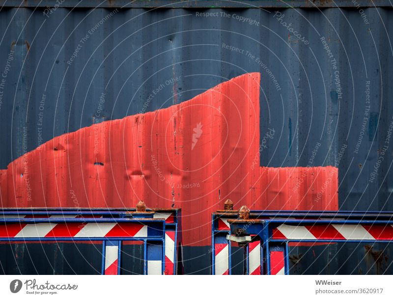 Container im alten Hamburger Hafen Farben Zaun Wegsperre Schranke rotweiß Elemente gestapelt abstrakt Geometrie Blech Industrie Güterverkehr & Logistik