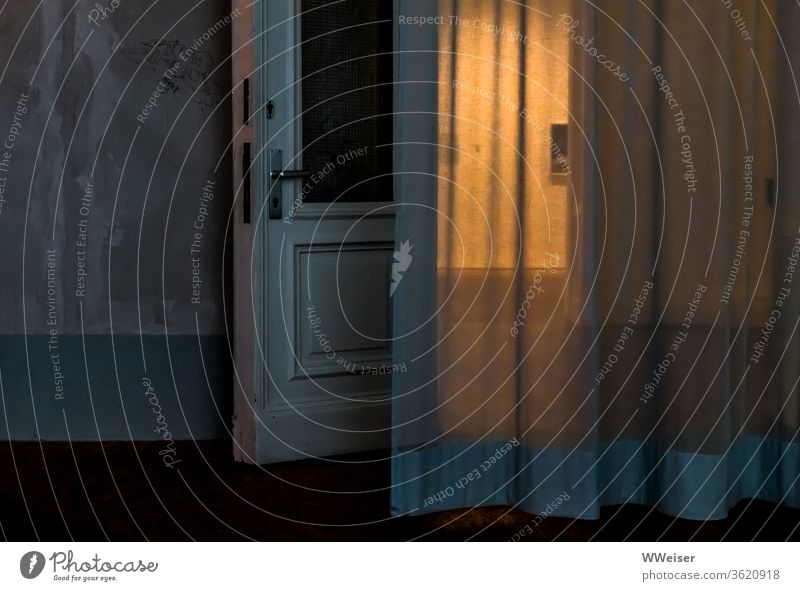 Offene Tür und Vorhang in einer alten Galerie, Halbdunkel offen Licht Beleuchtung Bild Durchblick Dämmerung Zwielicht Abend Museum Wand Türklinke undeutlich