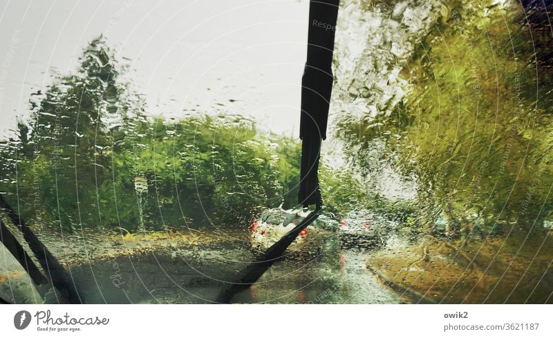 Zähfließender Verkehr PKW Schwache Tiefenschärfe Wassertropfen Regen schlechtes Wetter Himmel Verkehrsmittel Personenverkehr Autofahren Verkehrsstau Fahrzeug