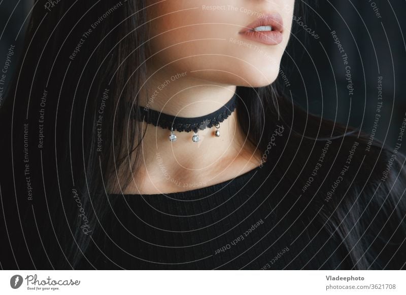 Nahaufnahme eines stilvollen schwarzen Kropfbandes am weiblichen Hals Schönheit Model Stil Halsband Halskette Frau jung schön modern Person Haut Hintergrund