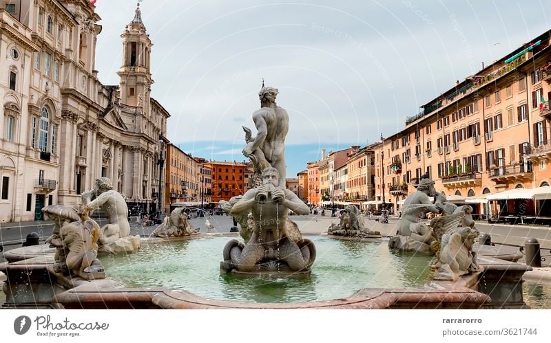 Fontana del Moro (Moorbrunnen) ist ein Brunnen auf der Piazza Navona in Rom. Er stellt einen Mauren dar, der in einer Muschelschale steht, mit einem Delphin ringt und von vier Tritonen umgeben ist.