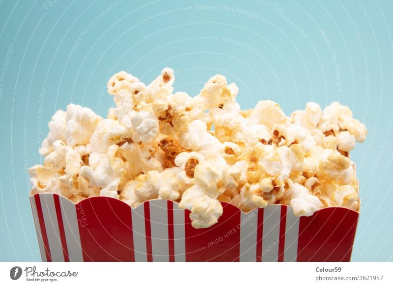 Gesalzenes Popcorn Popkorn Mais Snack vereinzelt Papier weiß Hintergrund Tasse Film rot Kino niemand Lebensmittel Entertainment salzig lecker Eimer Schachtel