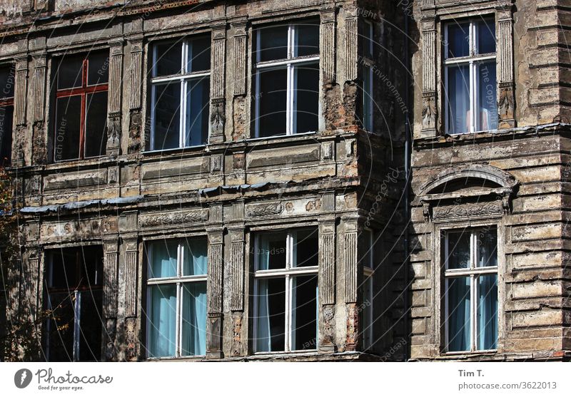 Berlin Mitte alt Gebäude Altbau Haus Fenster Stadt Fassade Hauptstadt Tag Stadtzentrum Altstadt Farbfoto Prenzlauer Berg Architektur