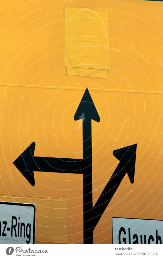 Pfeile schild verkehrsschild orientierung navigation richtung wegweiser rechts links gerade geradeaus suche kurs markierung tipp rat empfehlung zeichen gelb