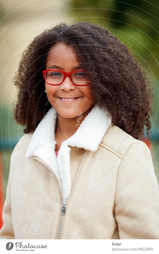 Afrikanisches Mädchen mit schönem Haar in einem Park Kind zehn Amerikaner hübsch Behaarung Schule Porträt Gesicht Vielfalt jung Afro-Look Schönheit Himmel