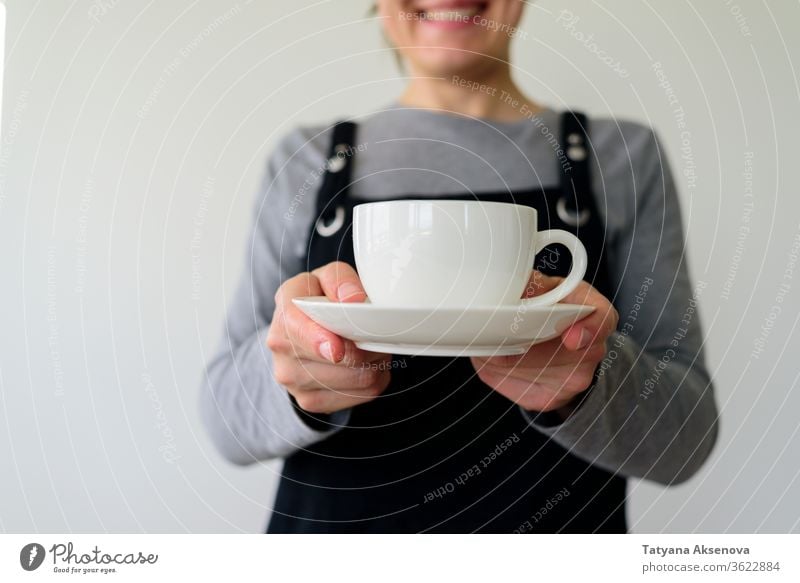 Kellnerin mit lächelnder Tasse Kaffee Frau Café Restaurant Dienst trinken Schürze Job Kantine Werkstatt Arbeiter Personal Getränk Business Beruf Servieren