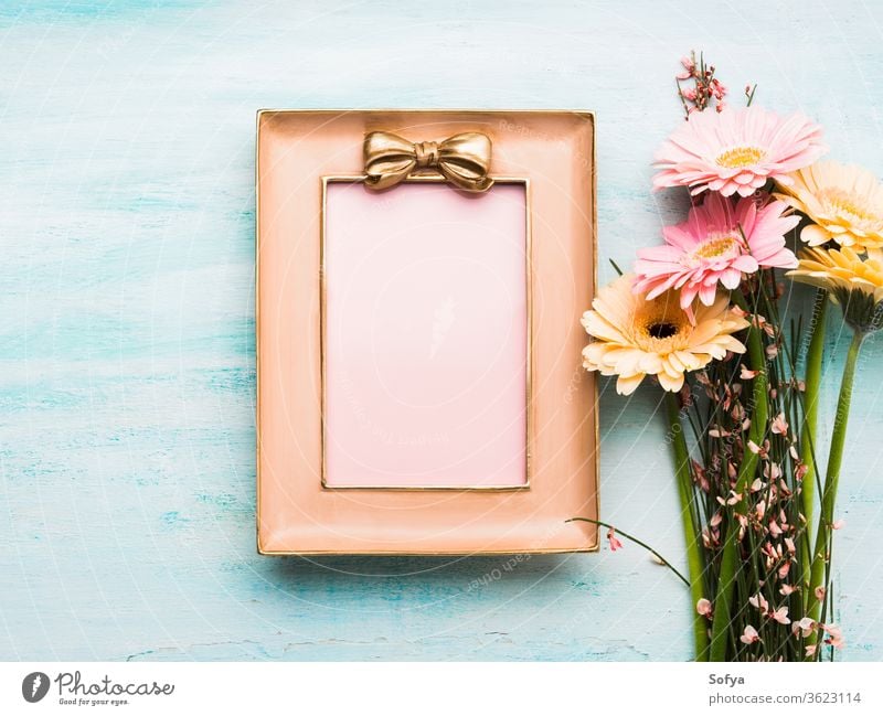 Wunderschöne Blumen und rosa Rahmen auf Pastellgrün Frau Tag Postkarte blanko Geschenk Gruß geblümt flach legen Frühling Feiertag festlich Hintergrund Einladung