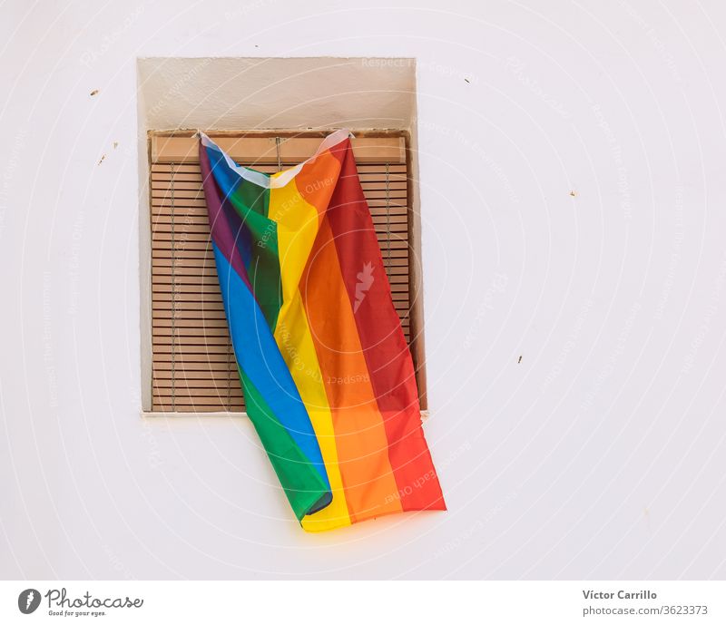 lgtbi-Stolzflagge auf einem Balkon farbenfroh Flug Farbe Großstadt Menschenrechte Air lgbt-bewegung hoch Schilder modern niemand feiern Travestie winkend