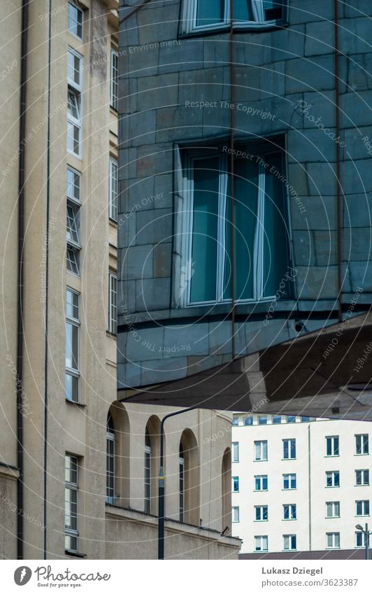 Abstrakte Ansicht von drei Gebäuden in der Innenstadt Nahaufnahme keine Menschen Metropole im Freien Reflexion & Spiegelung Brille Technik & Technologie Fenster