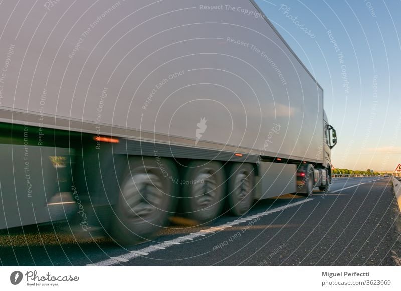 Lastwagen mit Kühlsattelanhänger auf der Autobahn gekühlt verderbliche Waren Ladung Spedition Verkehr Anhänger Versand Lastkraftwagen weiß Straße Lebensmittel