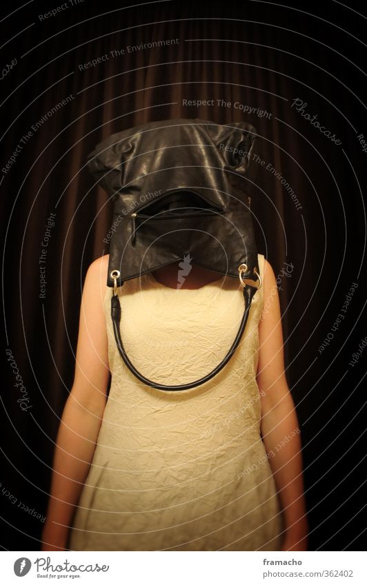 blind Lifestyle kaufen Design Mensch feminin Frau Erwachsene Leben 1 30-45 Jahre Mode Bekleidung Kleid Leder Tasche Handtasche stehen tragen außergewöhnlich