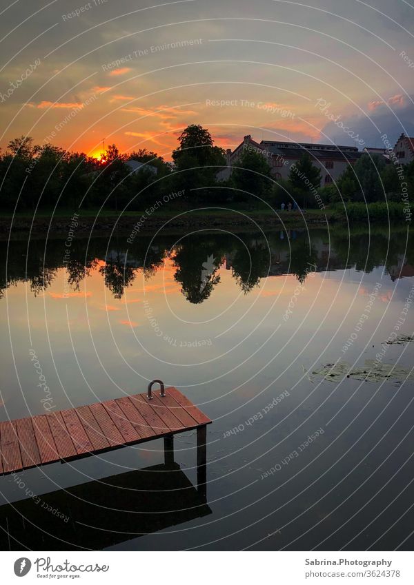 Sommerlicher Sonnenuntergang am Ufer der Saale in Halle, Sachsen-Anhalt Halle (Saale) Deutschland Fluss Flussufer Steg Sonnenstrahlen Himmel Farbfoto