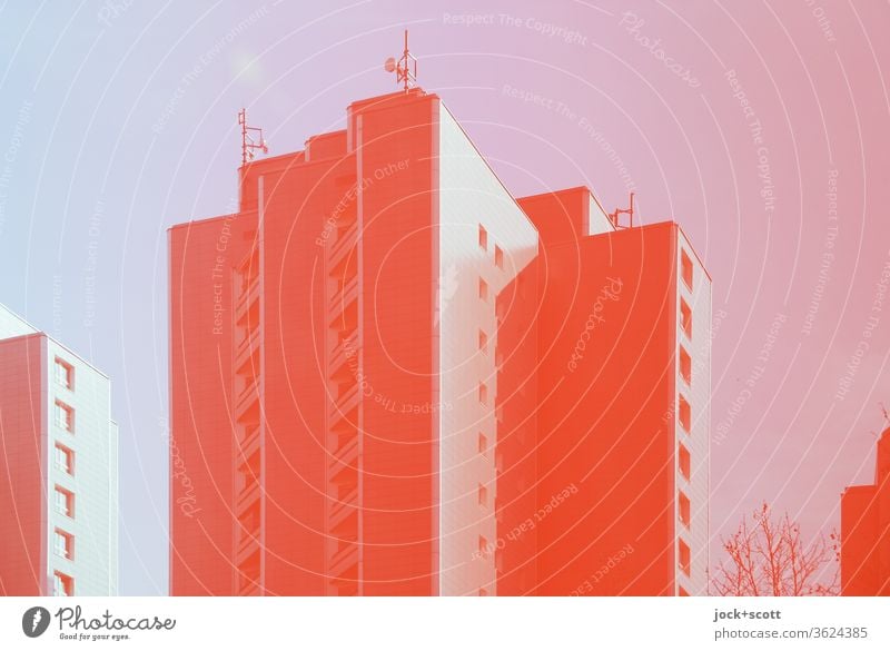 roter Himmel, rote Sendemasten, roter Plattenbau Architektur Wohnhochhaus Fassade einfarbig Reflexion & Spiegelung markant Symmetrie Stil Marzahn Berlin