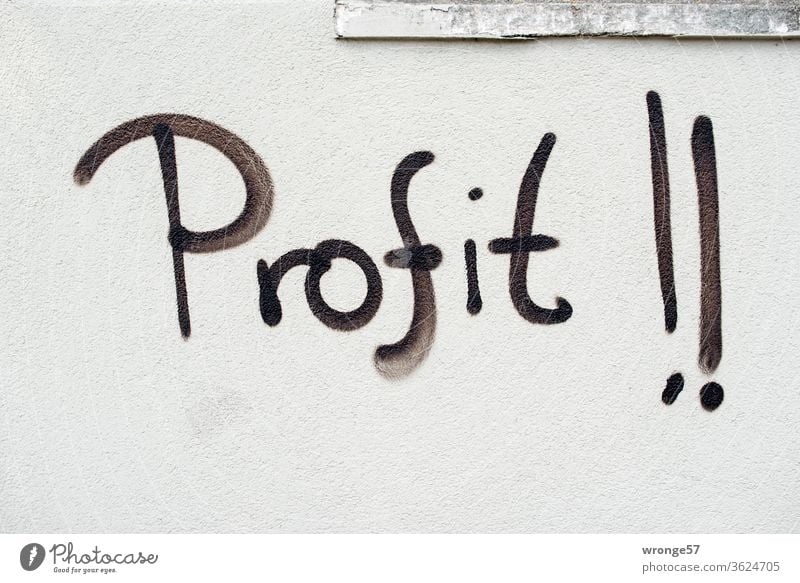 Graffito| das Wort Profit !! mit schwarzer Farbe auf eine hellgraue Wand gesprüht schwarze Farbe sprühen Mauer Großbuchstaben Graffiti Menschenleer