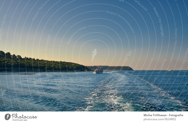 Bootsfahrt im Abendlicht Kroatien Istrien Meer Wasser Wellen Schiff Ufer Himmel Sonne Sonnenschein Natur Landschaft Urlaub Tourismus Touristen reisen Erholung