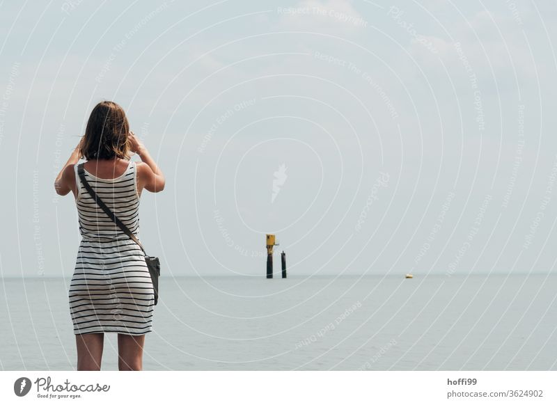 die junge Frau am Meer friert den Moment ein - Rettungshütte im Wattenmeer Junge Frau feminin schön 18-30 Jahre Jugendliche Fotograf Fotografin fotografierend