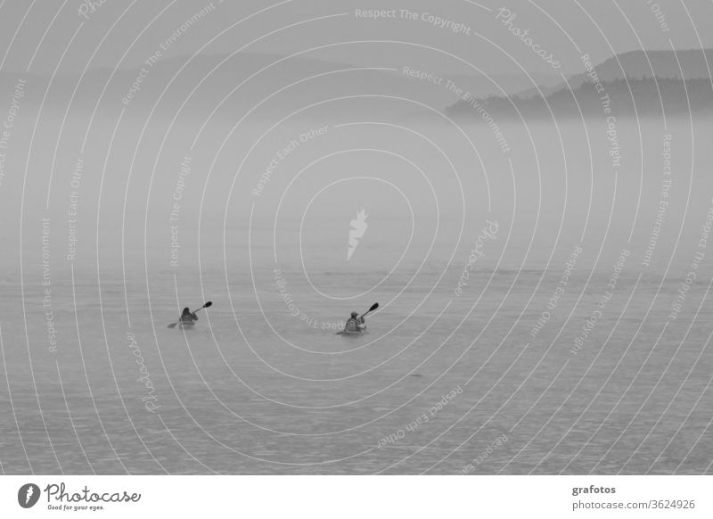 Einsame Kajaks in den Nebel Schwarzweiss schwarz Kanu Sport Einsamkeit Zweisamkeit Sport-Training Norden Alleine Wasser Meer Kanusport Zeit zu zweit