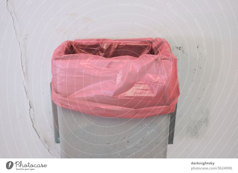 Abfall Eimer mit roter neuer frischer Mülltüte Recycling Umweltschutz Umweltverschmutzung ökologisch Menschenleer wiederverwerten Entsorgung Container