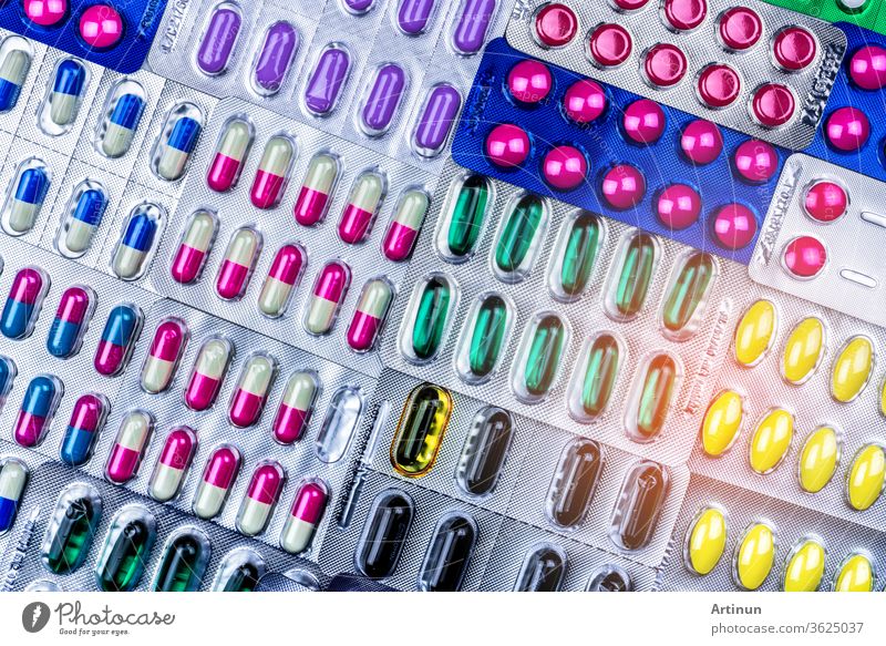 Bunt von Tabletten und Kapseln Pille in Blisterverpackung mit schönem Muster mit Streulicht angeordnet. Konzept der pharmazeutischen Industrie. Apotheken-Apotheke. Antibiotika-Resistenz. Defekt.