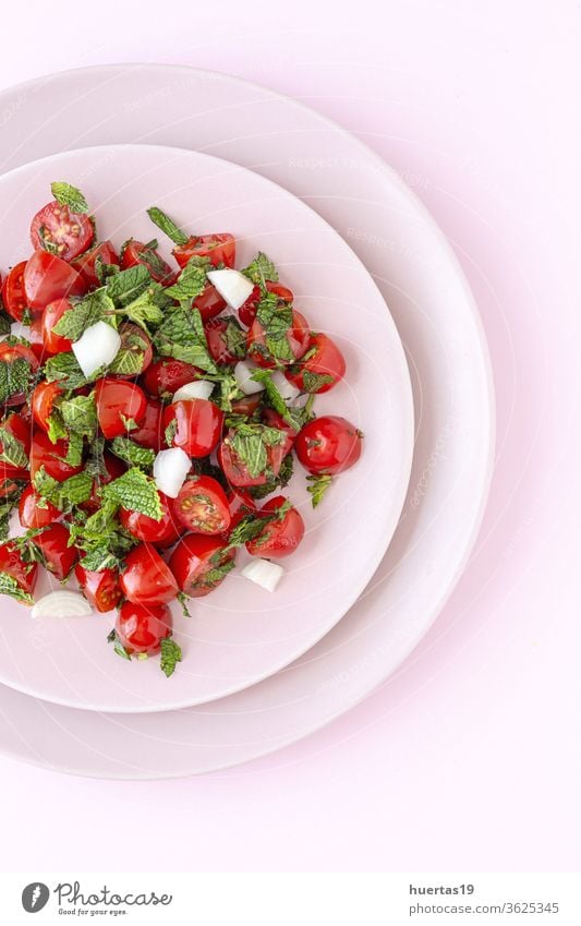 Hausgemachter Kirschtomatensalat mit frischen Zwiebeln, Minze, Olivenöl und Salz Gemüse Gesundheit Lebensmittel Kirsche Salatbeilage Tomaten Diät Blatt rot