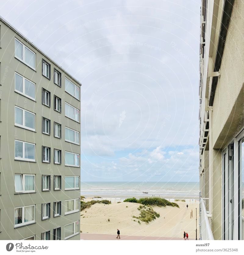 Blick durch Häuserschlucht auf Sandstrand Strand Belgien zugebaut verbaut Sanddüne Spaziergang Meer Küste Nordsee Wasser Ferien & Urlaub & Reisen Erholung
