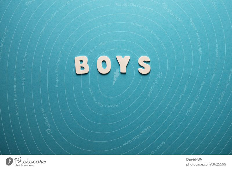 Boys - weiße Buchstaben auf blauem Hintergrund Hintergrund neutral farbe konzept Wort wortspiel junge Männlich Textfreiraum oben Farbfoto Kunst