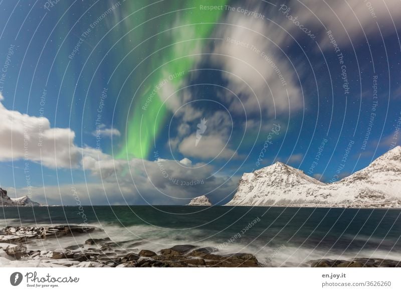Polarlicht in Haukland Polarlichter Nordlichter Wolken Lofoten Norwegen Haukland Beach Berge Schnee Winter Meer Küste Felsen Nachthimmel Langzeitbelichtung