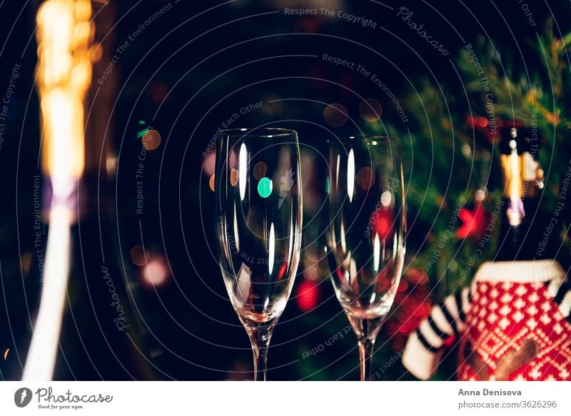 Weihnachts- oder Neujahrsfeier mit Champagner Flasche Prosecco Weihnachten Flöte Brille Feiertag Wein Alkohol zwei trinken Tisch Winter Zuprosten Glück Baum