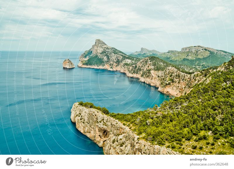 Cap Formentor Tourismus Ferne Freiheit Sommer Meer Insel Berge u. Gebirge Felsen Natur Landschaft Urelemente Himmel Wolken Gewitterwolken Gipfel Küste Seeufer