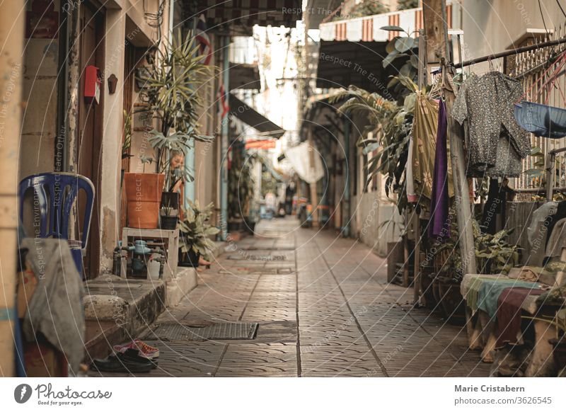 Leere, verlassene Gassen von Chinatown (Yaowarat Road) in Bangkok, Thailand, während der Abriegelung und Hausquarantäne wegen der Covid-19-Pandemie, die das neue normale Leben zeigt