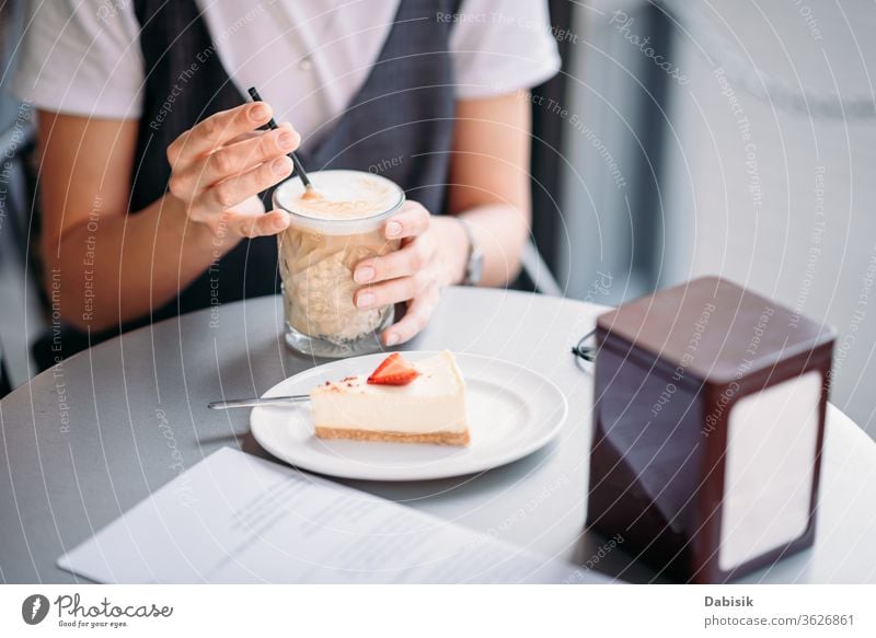 Frau trinkt an Sommertag Kaffee im Café im Freien Frühstück Kuchen Tasse Hand Lifestyle Tisch Lebensmittel trinken Morgen Espresso Business Mädchen Restaurant