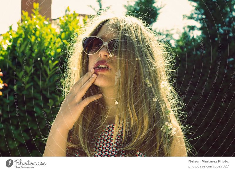 Lifestyle-Mode-Porträt der jungen Hipster-Blondie. Stilvoll lässiges Outfit. Abends Sonnenuntergang mit Sonnenbrille, Frisur. Mädchen Model im Freien Urlaub