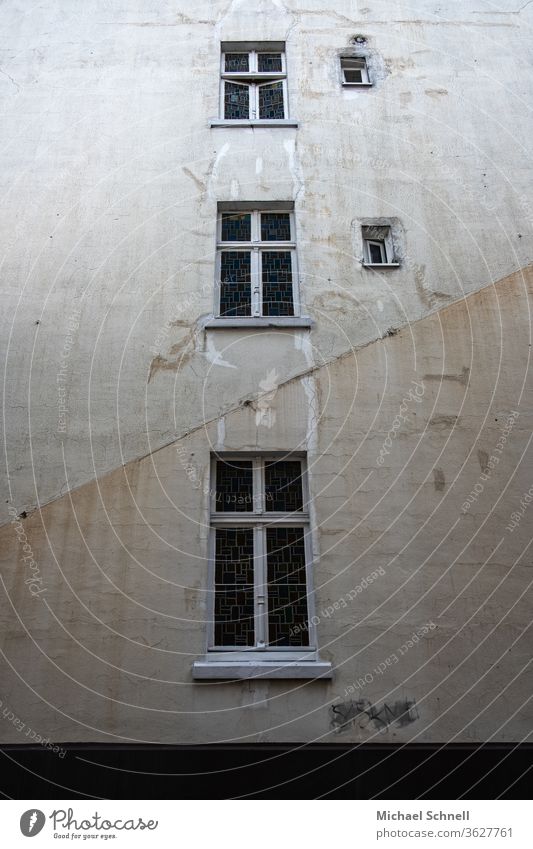 Alte, graue Hauswand mit fünf Fenstern Wand Fassade Farbfoto Architektur trist Gedeckte Farben alt