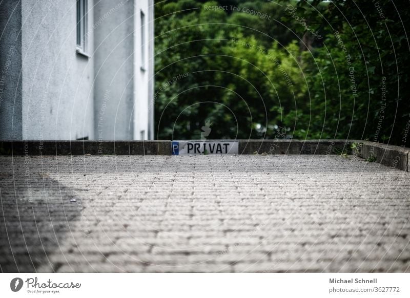 Parkschild mit der Aufschrift „Privat“ an einer Steinkante Parkplatz parkplatzmarkierung parken privat Schilder & Markierungen Verkehr Hinweisschild