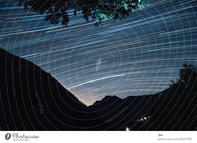 Langzeitbelichtung vom Sternenhimmel im Vergeletto-Tal, Tessin, Schweiz, Juni 2020. Achterschiff Lichtmalerei nacht Kontrast Wald baum drehung Bewegung Natur