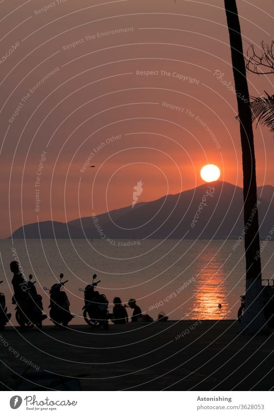 Sonne am Morgen am Strand von Nha Trang, Vietnam Moped Sonnenaufgang Hügel Berg Meer Schatten Licht Ozean Mofa Spiegelung Kugel Hell Morgenlicht Morgendämmerung