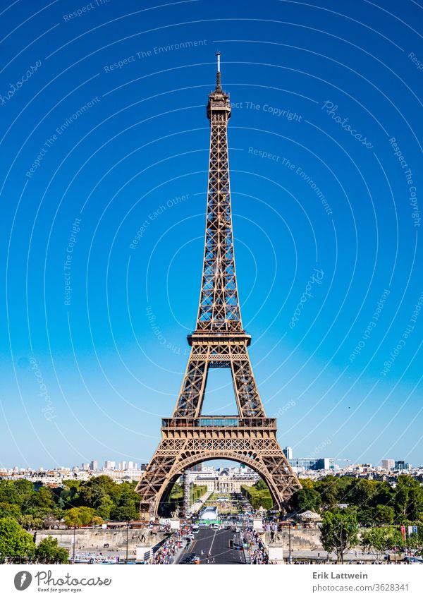 Eiffelturm in Paris - Blick vom Trocadero reisen Europa Frau Frankreich Französisch Glück jung Großstadt schön Wahrzeichen Tourismus Tourist Urlaub Sommer