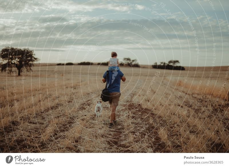 Vater mit Tochter tragen Schulter Schultern laufen Familie & Verwandtschaft Vater mit Kind Feld Sommer Sommerurlaub Reisefotografie reisen Haustier Hund Mann