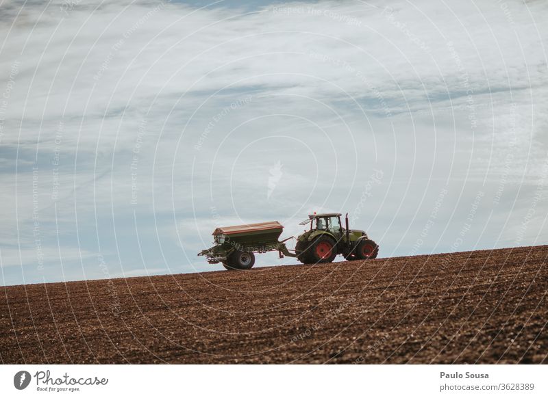 Traktor im Feld gegen den Himmel Maschine Ackerbau Nutzpflanze Umwelt Arbeit & Erwerbstätigkeit Ernte Landwirtschaftliche Geräte Tag Menschenleer
