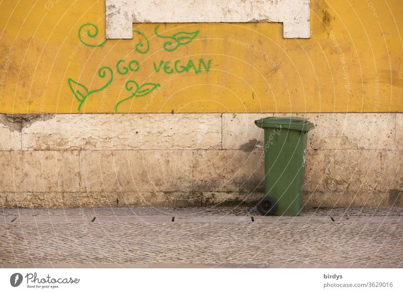 werde Veganer. Graffiti auf einer Hauswand. Go vegan, gegen Nutztierhaltung und Tierquälerei. Gesunde Ernährung Vegane Ernährung Aufforderung Pflanzensymbole
