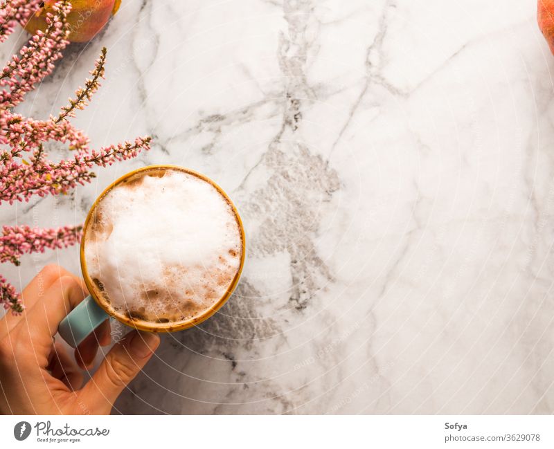 Herbstliche Flachlegung mit Becher Latte-Kaffee auf Marmor Hintergrund Weihnachten Frau Lebensmittel Winter Murmel oben Licht melken Stimmung Morgen Oktober