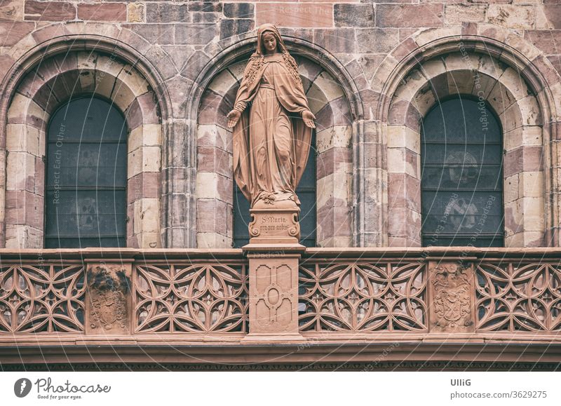 Madonnenfigur am Freiburger Münster - Marienskulptur am Münster Unserer Lieben Frau, Freiburg im Breisgau, Baden-Württemberg, Deutschland. Madonna Maria