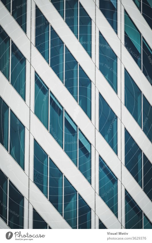 Symmetrische blaue Fenster eines Bürogebäudes aus Aluminium und Glas abstrakt abstrakter Hintergrund abstrakte Fotografie Nachmittag architektonisch Architektur