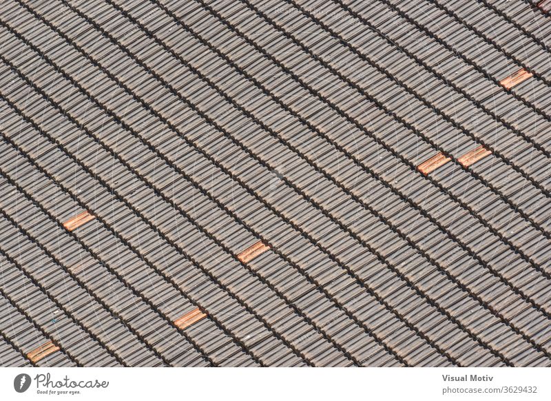 Hintergrund der traditionellen Terrakotta-Ziegel eines alten Daches, die ein diagonales Muster bilden Dachziegel Fliesen u. Kacheln Textur Gebäude Keramik