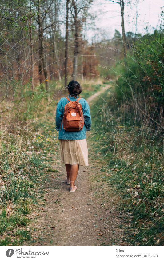Frau von hinten auf einen Spaziergang auf einem Weg durch den Wald spazieren Rucksack Frühling Herbst Landschaft Natur gehen Rücken Wege & Pfade Mensch Tag