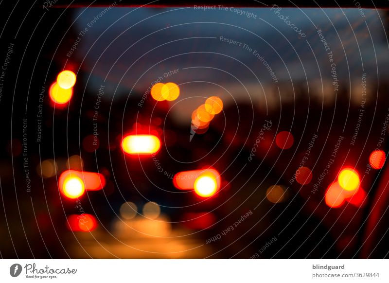 Big City Lights. Unscharfe Lichter im Straßenverkehr bei einer abendlichen Fahrt nach Hause. Beleuchtung Lichterscheinung Bokeh Stimmung Kontrast Verkehr Abend