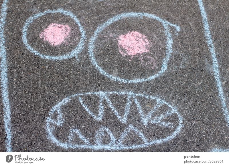 Kinderspiel. Gesicht eines Monsters mit straßenkreide gemalt Straßenkreide monster malen zeichnen kinderspiel Kreativität Kindheit Kreide Freizeit & Hobby