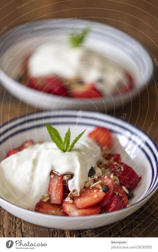 Joghurt mit Müsli und Erdbeeren frisch Frühstück gesund Dessert Ernährung Essen Milch natürlich Bio Diät Löffel Schüssel Haferflocken Snack Obst Molkerei