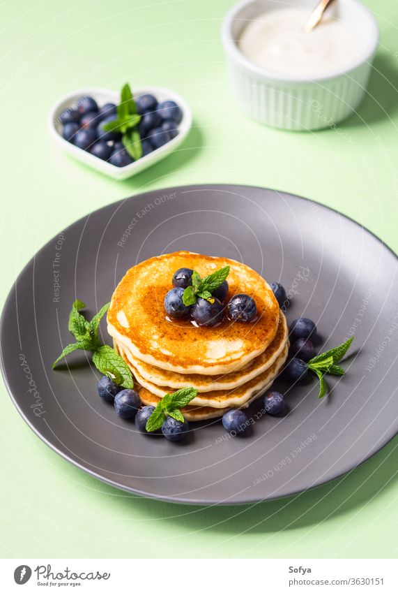 Hausgemachte Pfannkuchen mit frischen Beeren Amerikaner Frühstück Lebensmittel Blaubeeren schön gekocht kulinarisch lecker Dessert fluffig gebraten Brunch