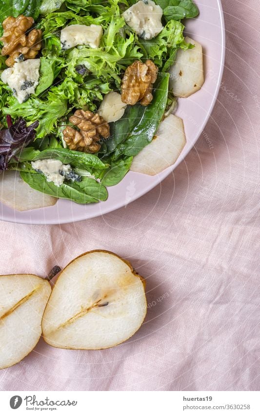 Hausgemachter Salatsortiment-Salat mit Blauschimmelkäse, Walnüssen und Birne Salatbeilage Lebensmittel Gesundheit grün Vegane Ernährung gesunde Ernährung